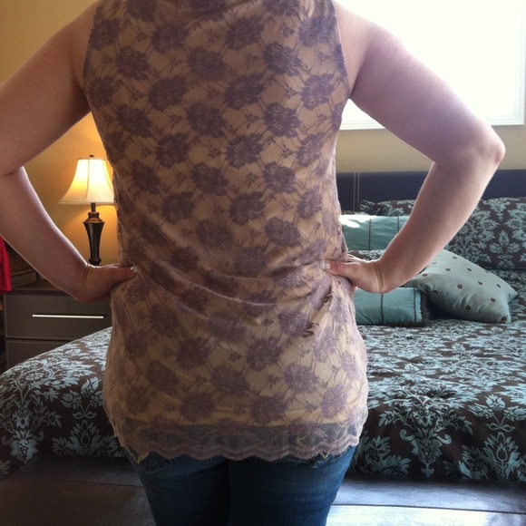 SOLD! 🌷 Lacey cabby sleeveless top - Picture 3 of 3