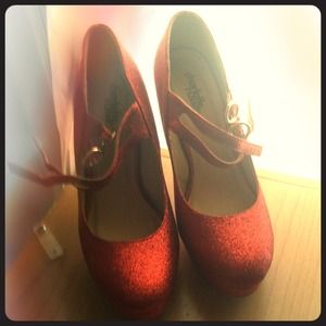 Shimmer red pumps.