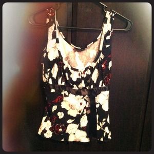 Traded for red tank🚫Beautiful black and white top