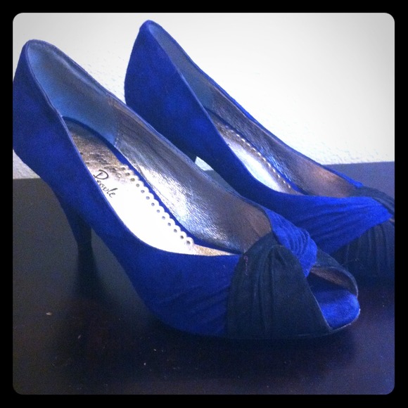Reduced!  Suede vintage look pumps