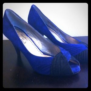 Reduced!  Suede vintage look pumps