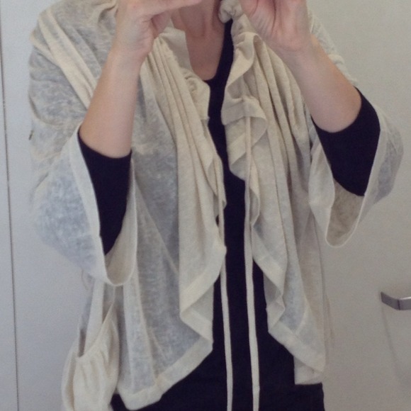 Cream light weight Sweater NWT  size small