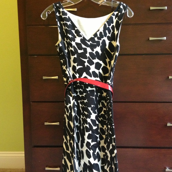 Black and white patterned dress with red belt - Picture 2 of 3