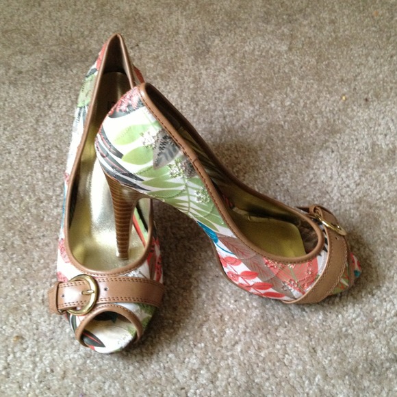 Beautiful peep toe pump & blue suede bundle