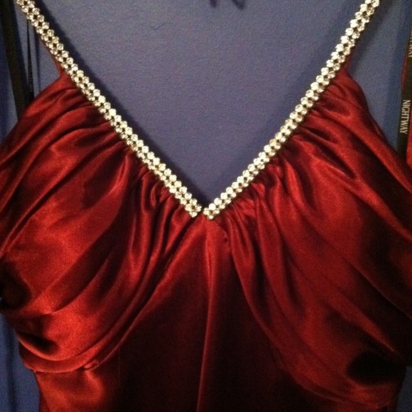 Stunning PROM DRESS! Floor length Dark Red - Picture 2 of 4