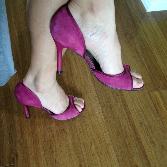 BCBG fuchsia velvet satin trimmed heels