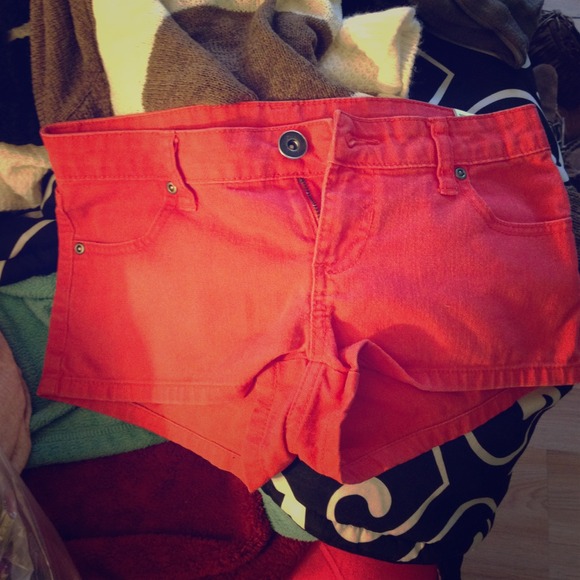 💥 Sold! Red shorts
