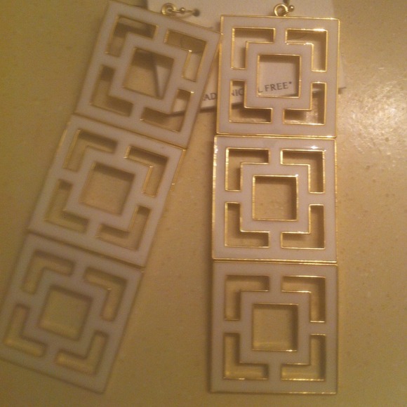 Gorgeous white and gold earrings