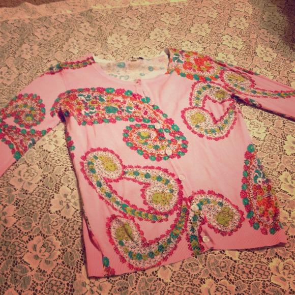 Adorable pink sweater with paisley floral designs
