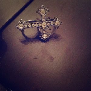 Cross double finger ring! Size 7