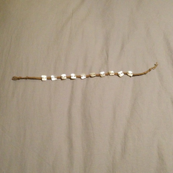 Choker rope and shell necklace
