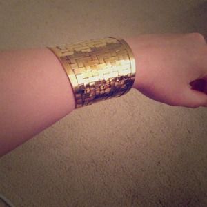 Gold colored cuff basket weave design. Adjustable