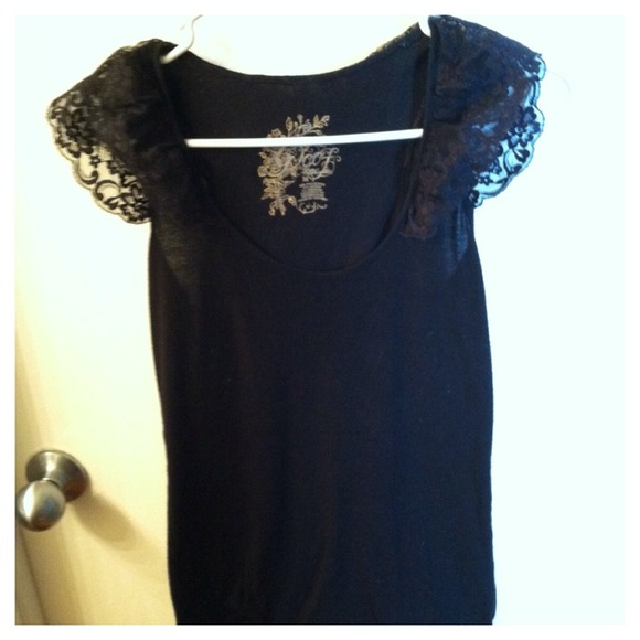 ⚡TRADED⚡Puffy lace sleeve top
