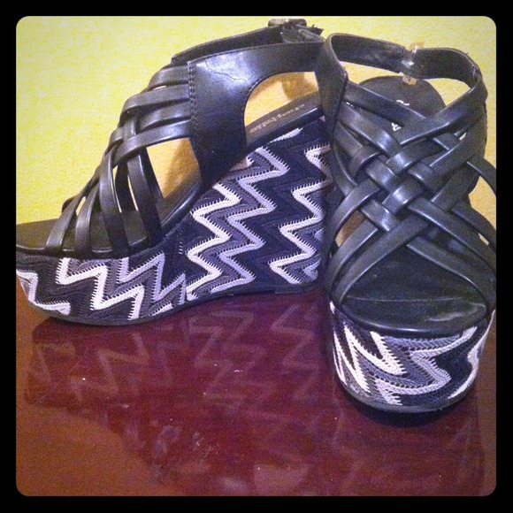 ❌SOLD IN BUNDLE❌Charlotte Russe blk wedge shoes