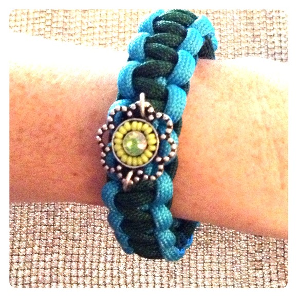 Unique paracord bracelet with charm!