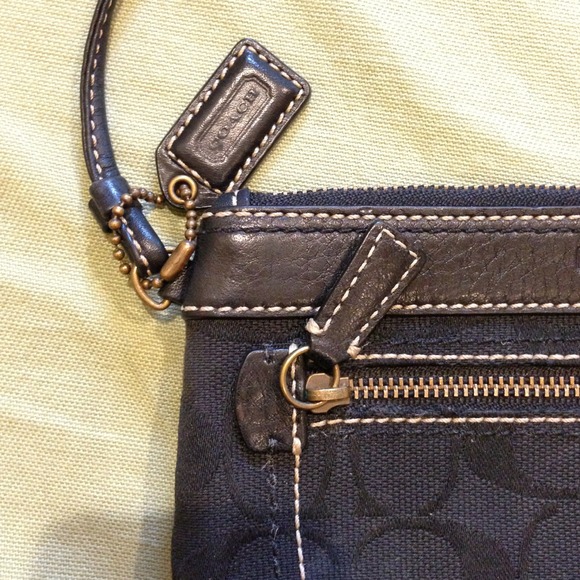 Authentic Coach wristlet, classic, versatile - Picture 2 of 4