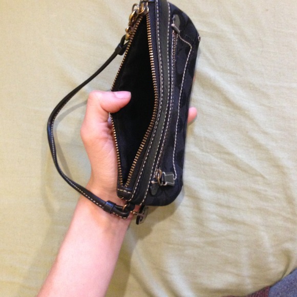 Authentic Coach wristlet, classic, versatile - Picture 3 of 4