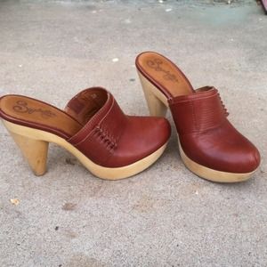 🚫SOLD🚫Like new cognac Seychelles clogs.