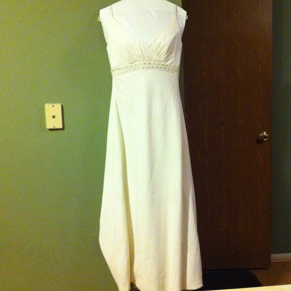 Wedding dress - Picture 2 of 4