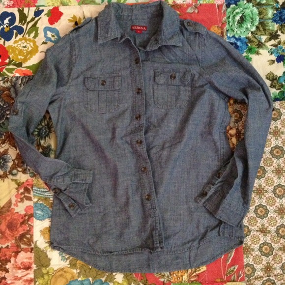 🍀SOLD!🍀chambray button up blouse