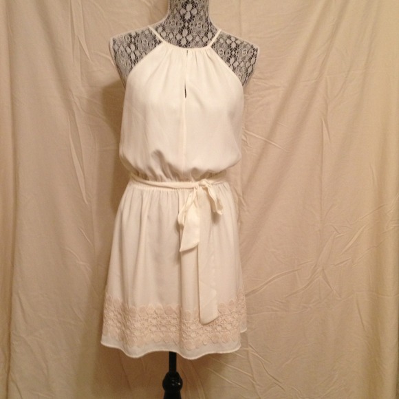 Express cream halter dress💐💐