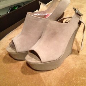 *Reduced* Steve Madden Wedges