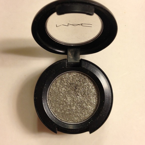 MAC eyeshadow, Green-smoke