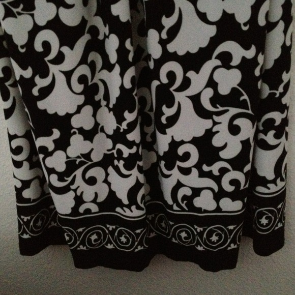 Black + white casual dress - Picture 3 of 4