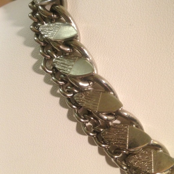 Vintage Silvertone Necklace - Picture 2 of 3