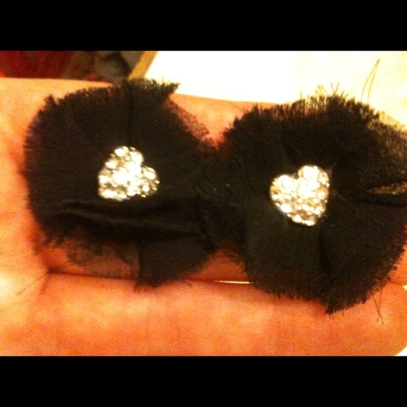 Black earrings. - Picture 1 of 3