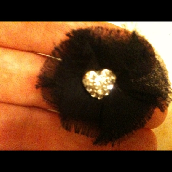 Black earrings. - Picture 2 of 3