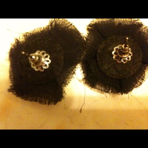 Black earrings. - Picture 3 of 3