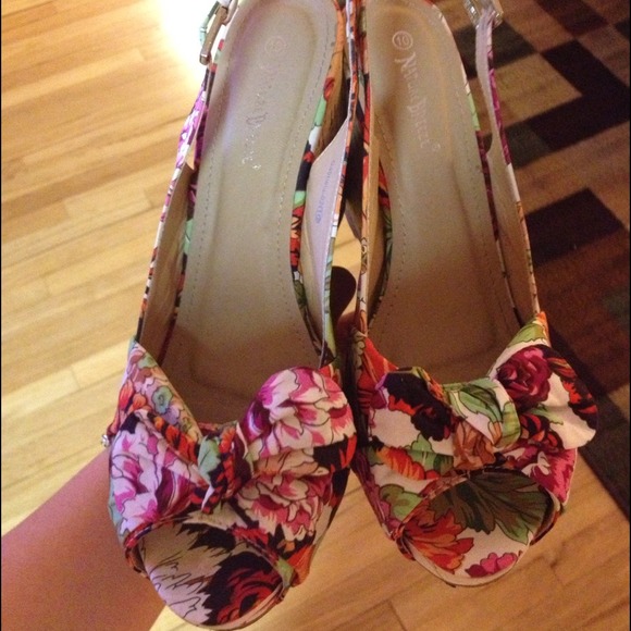 ❗Sold❗Sling back floral open toe wedges