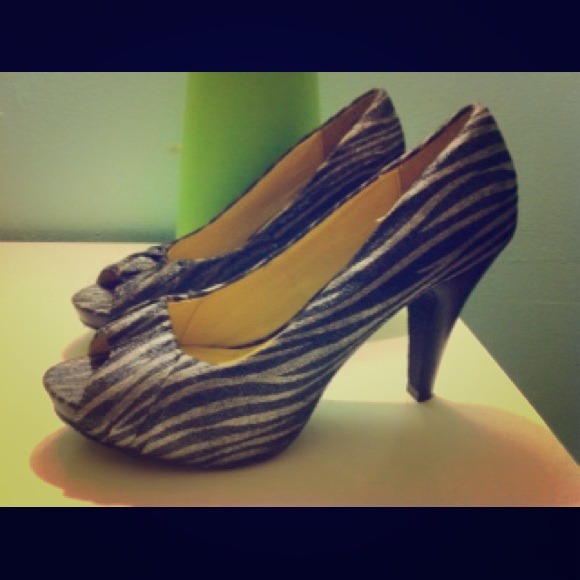 NWOT gold and black zebra striped heels