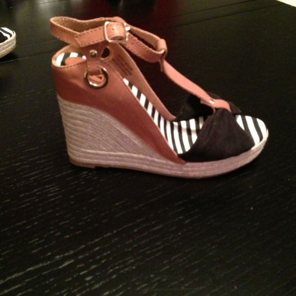 Adorable wedge heels! - Picture 2 of 3