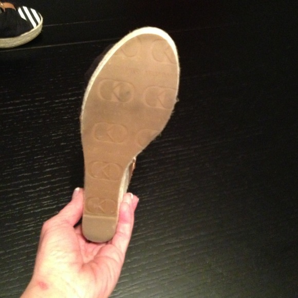 Adorable wedge heels! - Picture 3 of 3