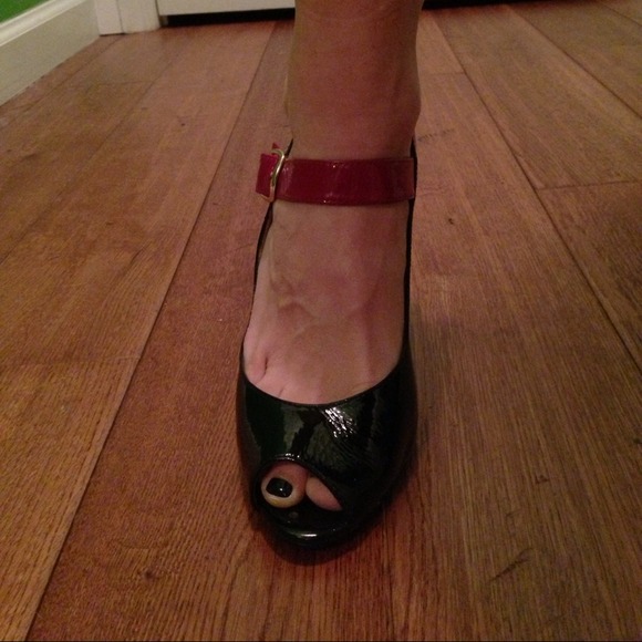 SOLD****Steve Madden Black patent leather heels - Picture 3 of 4