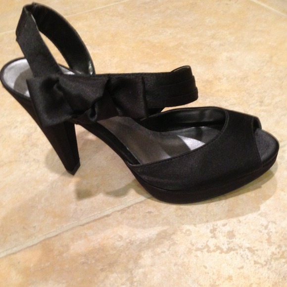 American Eagle Outfitters Shoes - American eagle black satin heels size 7