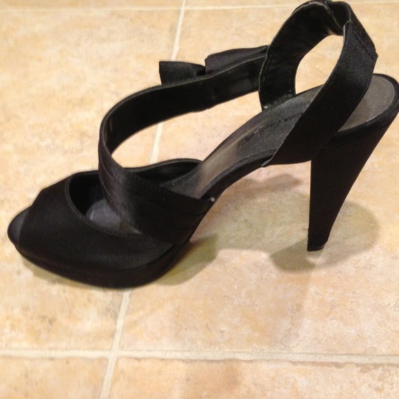 American eagle black satin heels size 7 - Picture 2 of 4
