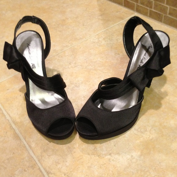 American eagle black satin heels size 7 - Picture 4 of 4