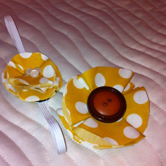 Set of 2 hair bows; small and large.