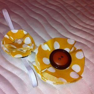 Set of 2 hair bows; small and large.