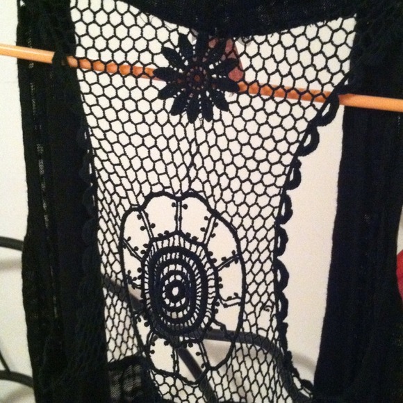 Black pull over. - Picture 2 of 4