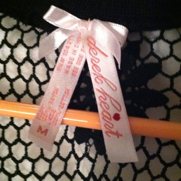 Black pull over. - Picture 4 of 4