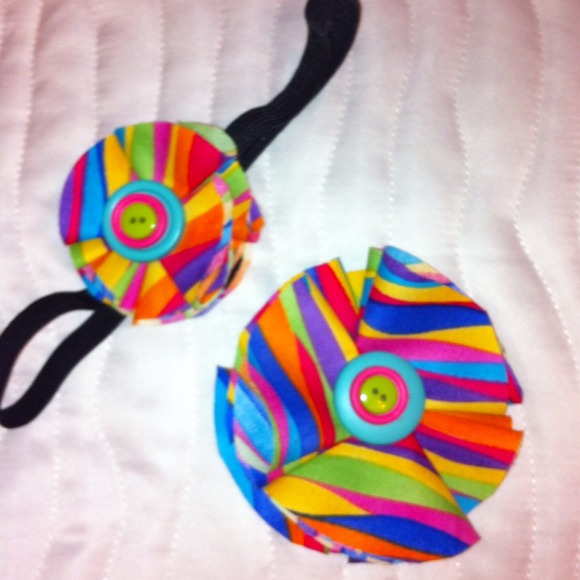 One large and one small hair bow.