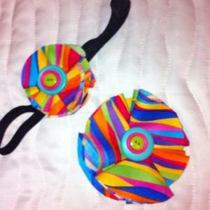 One large and one small hair bow.