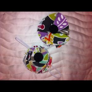 One large and one small hair bow.