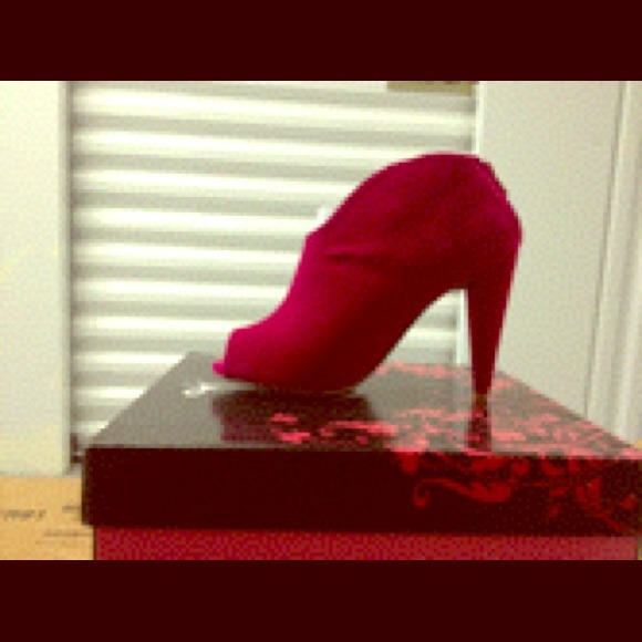 Qupid Suzette-01 Fushia Peep Toe Booties