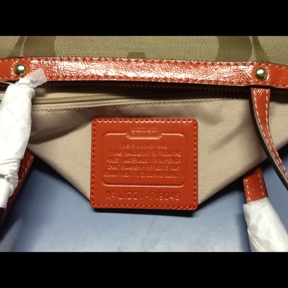👜👜NWT Authentic Coach Sig Khaki/Persimmon Purse - Picture 2 of 2