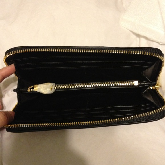 *BRAND NEW* Authentic Tory Burch wallet - Picture 2 of 3